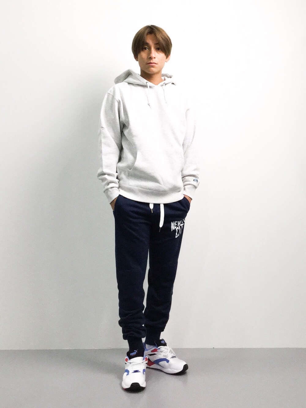 「スウェット、パーカー、秋のコーデ、ZOZO、レトロ、PUMA」｜「Championのメンズ ディスカス プルオーバー フーディ パーカー DISCUS PULL HOODIE 7514102（パーカー、グレー系）」を使った、Tomoさん（メンズ・167cm）の秋コーディネートの1枚目の写真
