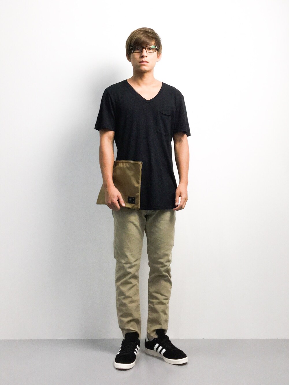「カジュアル、秋のコーデ、アディダス、CP80s、キャンパス」｜「JOURNAL STANDARDのMIS MADE IN CALIF USA: TOOL POUCH M / クラッチバッグ（クラッチバッグ、イエロー系）」を使った、Tomoさん（メンズ・167cm）の秋コーディネートの1枚目の写真