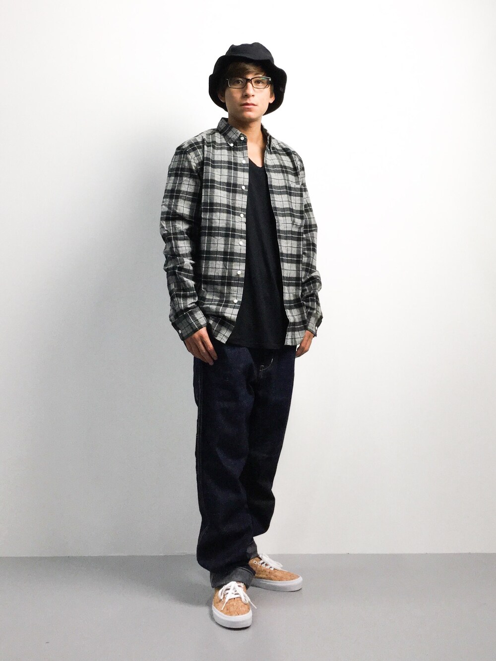 「カジュアル、シンプル、チェックシャツ、秋のコーデ、ZOZO、ハット」｜「HAREの【ご好評につき再入荷決定！完売カラー予約受付中】ダークチェックロングシャツ(HARE)（シャツ/ブラウス、ブラック系）」を使った、Tomoさん（メンズ・167cm）の秋コーディネートの1枚目の写真