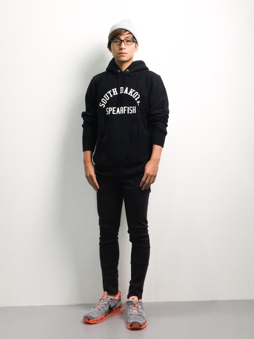「スニーカー、カジュアル、グレー、秋のコーデ、ニットキャップ、エアマックス」｜「ChampionのChampion / チャンピオン×FREAK’S STORE 別注 リバースウィーブ プリントプルオーバーパーカ（パーカー、ブラック系）」を使った、Tomoさん（メンズ・167cm）の秋コーディネートの1枚目の写真