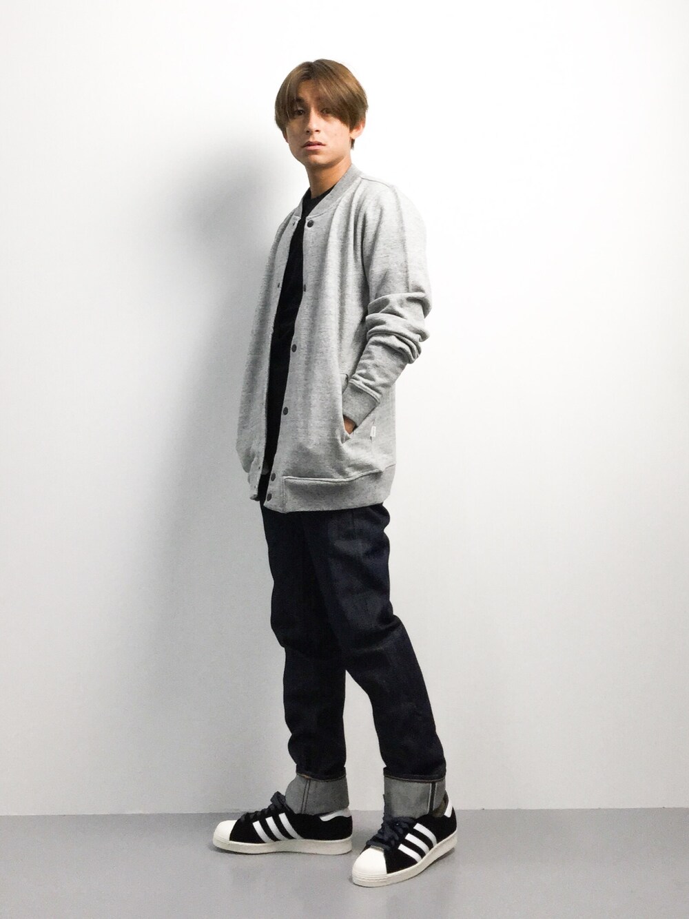 「スニーカー、カジュアル、シンプル、SATURDAYS SURF NYC、スーパースター、秋」｜「Saturdays NYCのWRAY VARSITY KNIT（スウェット、グレー系）」を使った、Tomoさん（メンズ・167cm）の秋コーディネートの1枚目の写真