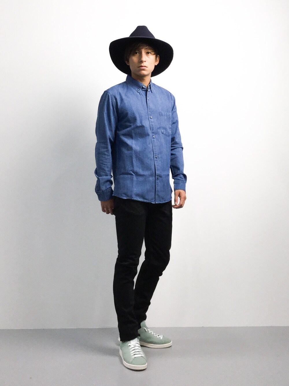 「カジュアル、シンプル、スタンスミス、プライムニット、primeknit」｜「SHIPSのgrillo & c for SHIPS: ウール/フェルト ロングブリムハット（ハット、ブルー系）」を使った、Tomoさん（メンズ・167cm）の秋コーディネートの1枚目の写真