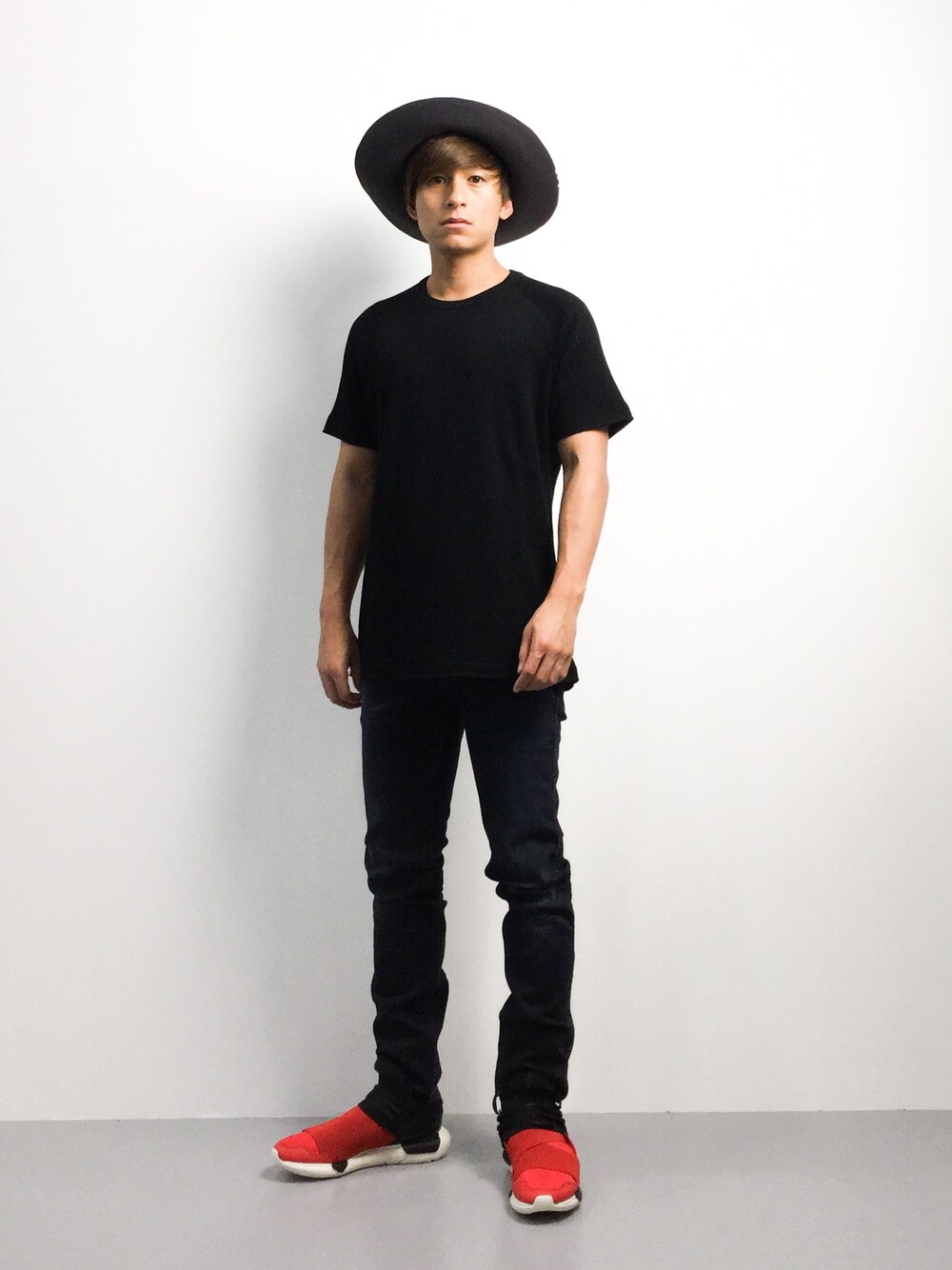 「カジュアル、ACNE、Y-3、スキニーデニム、シンプルコーデ、ツバ広ハット」｜「BEAUTY&YOUTH UNITED ARROWSのBY La maison de Lyllis HELMAN ハット（ハット、グレー系）」を使った、Tomoさん（メンズ・167cm）の秋コーディネートの1枚目の写真