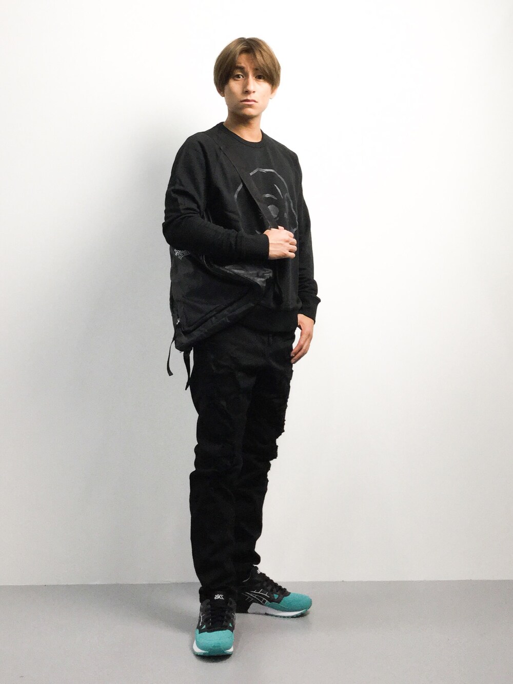 「カジュアル、秋のコーデ、チープマンデー、アシックス、gellyte5」｜「CHEAP MONDAYのRules Sweat Cracked skull（スウェット、ブラック系）」を使った、Tomoさん（メンズ・167cm）の秋コーディネートの1枚目の写真