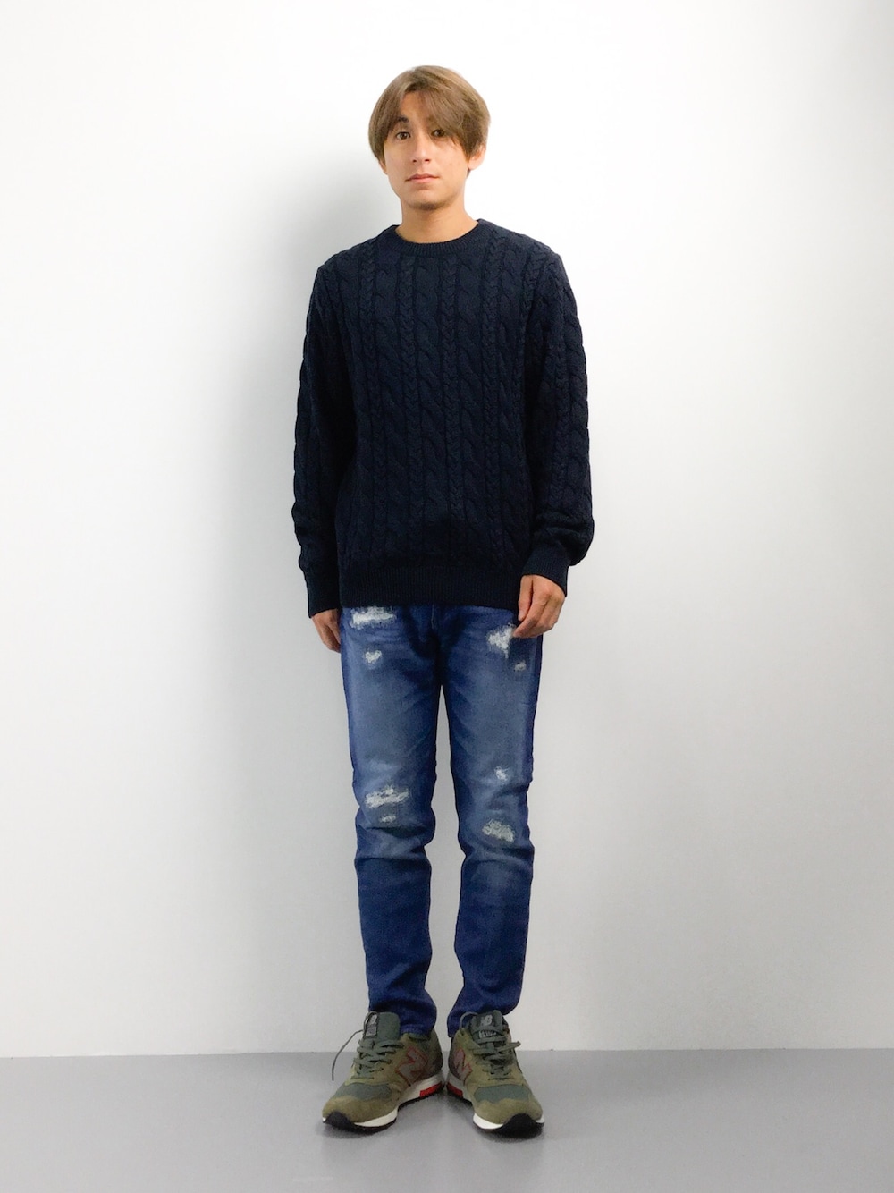 「スニーカー、グリーン、ニューバランス、ネイビー、カジュアルコーデ、秋コーデ」｜「URBAN RESEARCHのURケーブルクルーネックニット（ニット/セーター、ブルー系）」を使った、Tomoさん（メンズ・167cm）の秋コーディネートの1枚目の写真