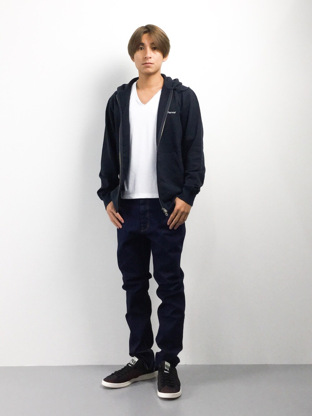 「カジュアル、秋のコーデ、黒、ZOZO、スタンスミス、秋、プライムニット」｜「Back ChannelのFULL ZIP PARKA（パーカー、ブルー系）」を使った、Tomoさん（メンズ・167cm）の秋コーディネートの1枚目の写真