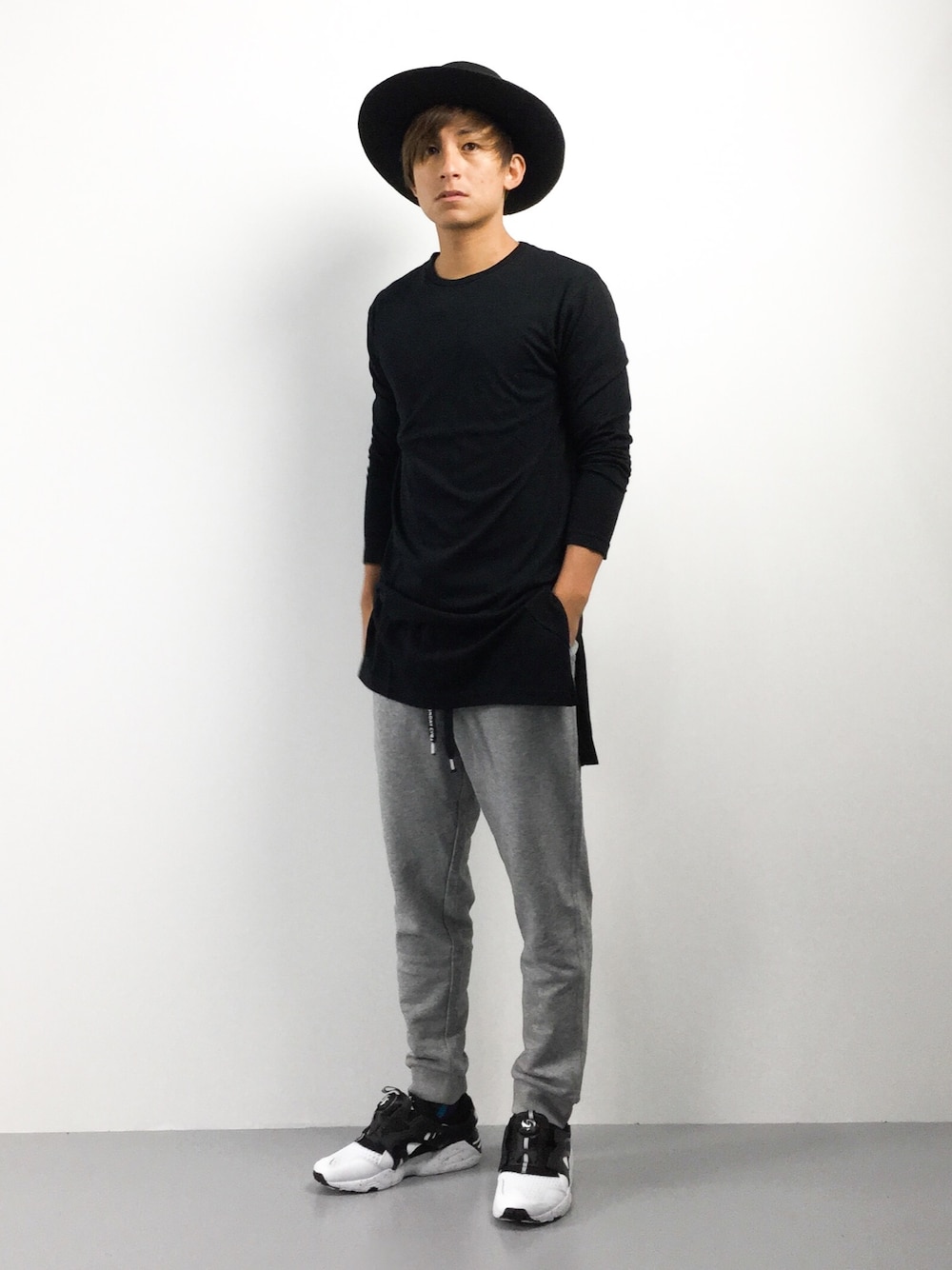 「カジュアル、ハット、モノトーン、スポーツミックス、PUMA、秋」｜「HAREのモダールロングカットソー(HARE)（Tシャツ/カットソー、ブラック系）」を使った、Tomoさん（メンズ・167cm）の秋コーディネートの1枚目の写真