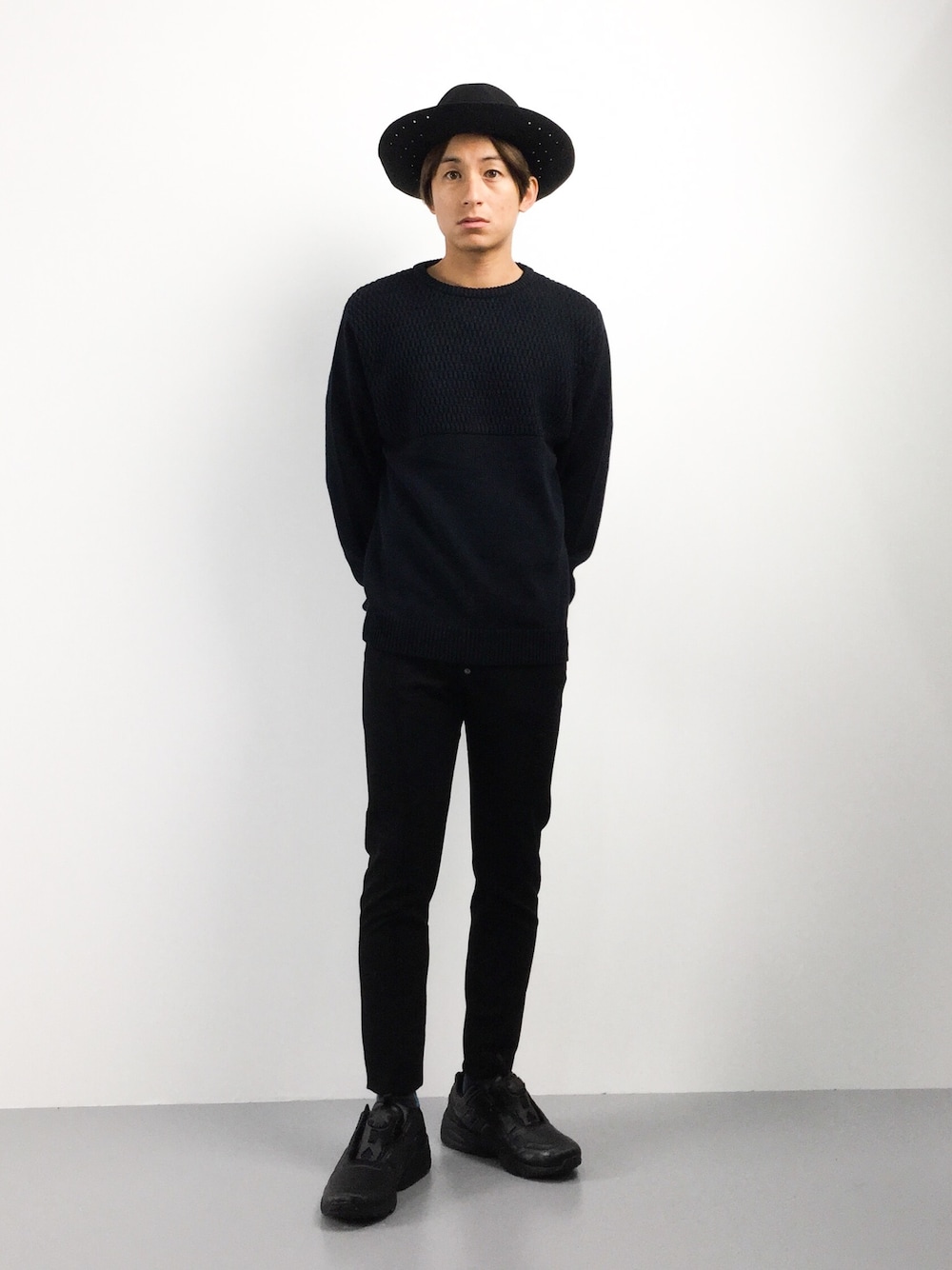 「スニーカー、ブラック、秋のコーデ、オールブラック、ハット、PUMA」｜「Saturdays NYCのEVERYDAY MESH BLOCK（ニット/セーター、ブラック系）」を使った、Tomoさん（メンズ・167cm）の秋コーディネートの1枚目の写真
