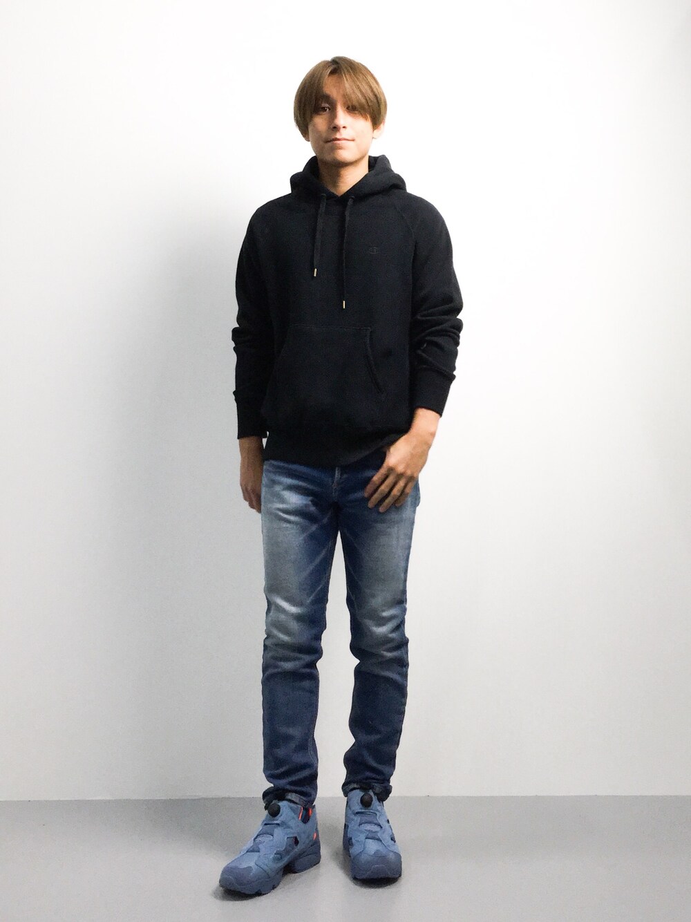 「スニーカー、カジュアル、パーカー、秋のコーデ、ポンプフューリー、リーボック(Reebok)、秋」｜「Championの【Champion/チャンピオン×FREAK’S STORE】 -2015FW- 別注 リバースウィーブ ラグランプルオーバーパーカ（パーカー、ブラック系）」を使った、Tomoさん（メンズ・167cm）の秋コーディネートの1枚目の写真