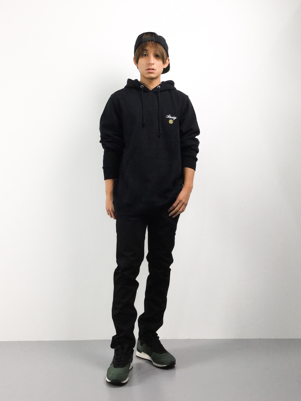 「カジュアル、秋のコーデ、オールブラック、秋、gellyte3」｜「STUSSYのScript Int Emb. Hood（パーカー、ブラック系）」を使った、Tomoさん（メンズ・167cm）の秋コーディネートの1枚目の写真