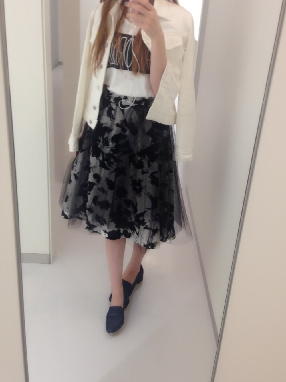 「チュールスカート、花柄、オーガンジー、FRAY I.D、Gジャン、モノトーン、肩掛け、デニム、大学生、ノースリーブ」｜「FRAY I.Dのビッグフラワーチュールスカート（スカート、ブラック系）」を使った、naoさん（レディース・163cm）の夏コーディネートの1枚目の写真
