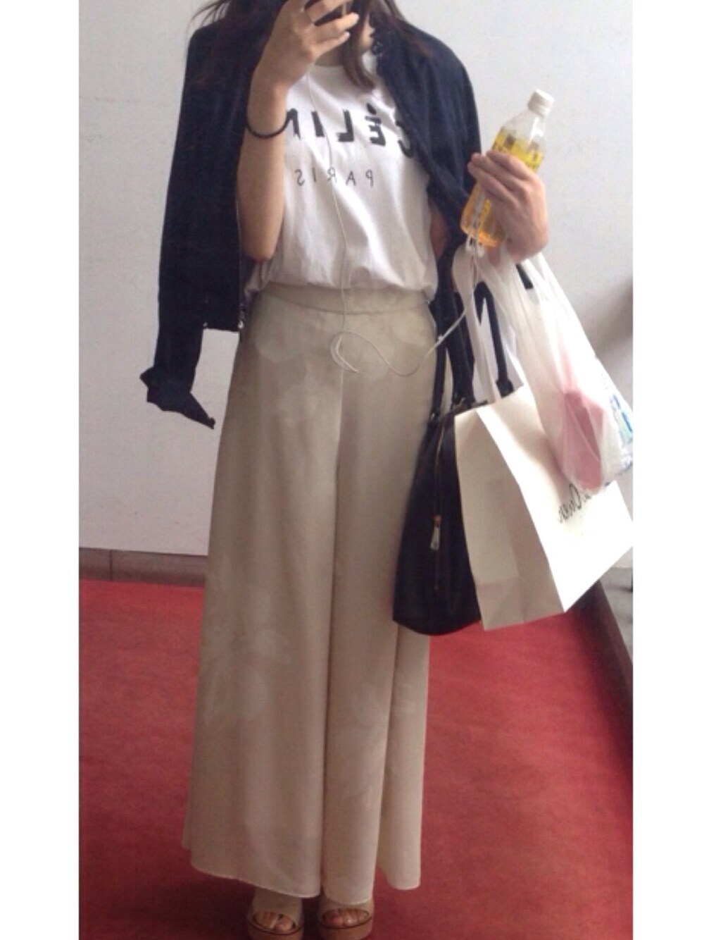「レースブルゾン、ブルゾン、ワイドパンツ、コルクヒール、花柄、セリーヌ、白Tシャツ、FRAY I.D、Mila Owen、Lily Brown」｜「FRAY I.Dのジョーゼットロングフレアパンツ（その他パンツ、ベージュ系）」を使った、naoさん（レディース・163cm）の夏コーディネートの1枚目の写真