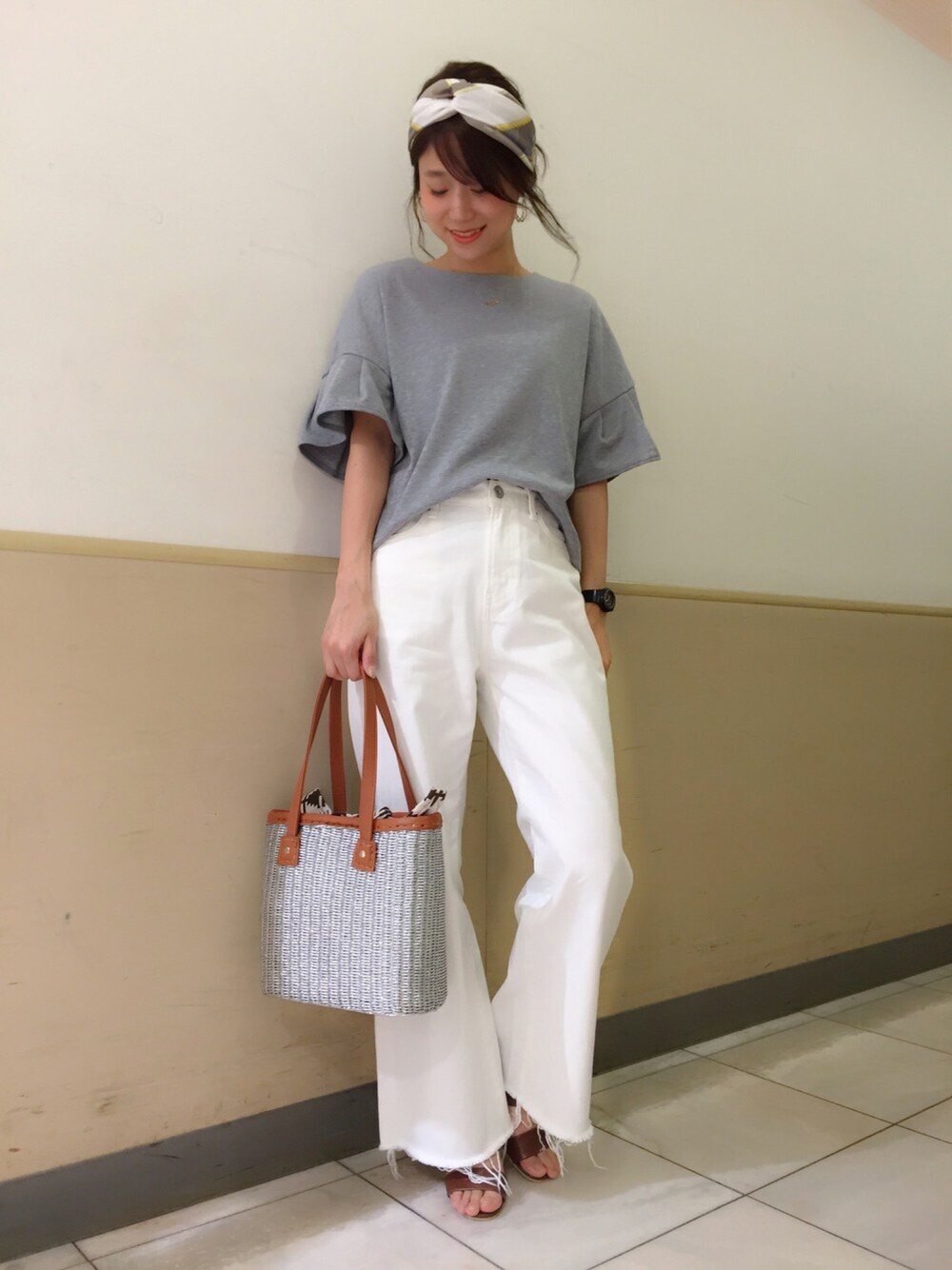 「オトナカジュアル、denim、スカーフアレンジ、かごバッグ、シンプル」｜「JEANASISのミラノリブタックプルオーバーSS/718438（Tシャツ/カットソー、グレー系）」を使った、osumiさん（レディース・164cm）の春コーディネートの1枚目の写真