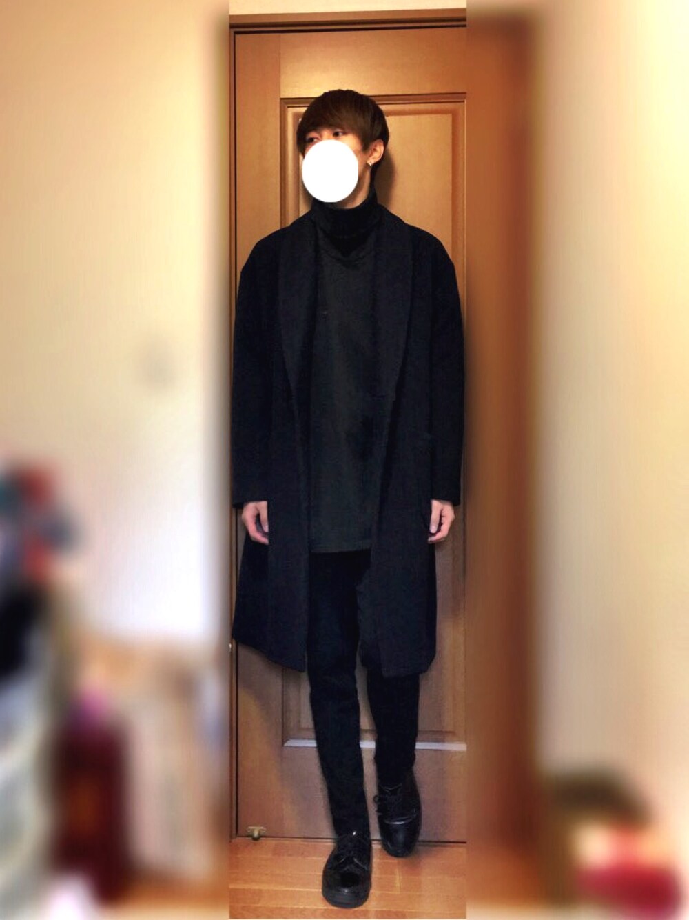 ブルー系のチェスターコート、ブラック系のニット/セーター、ブラック系のその他パンツを着用したメンズの秋コーディネートの1枚目の写真