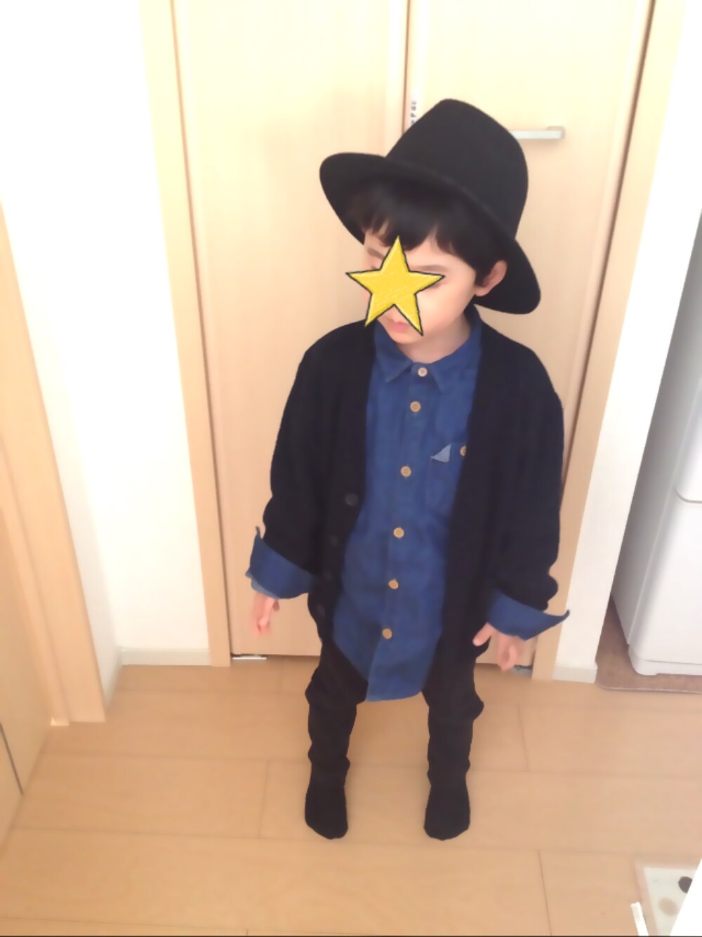 ブルー系のカーディガン/ボレロ、ブルー系のシャツ/ブラウス、ブラック系のその他パンツを着用したキッズの冬コーディネートの1枚目の写真