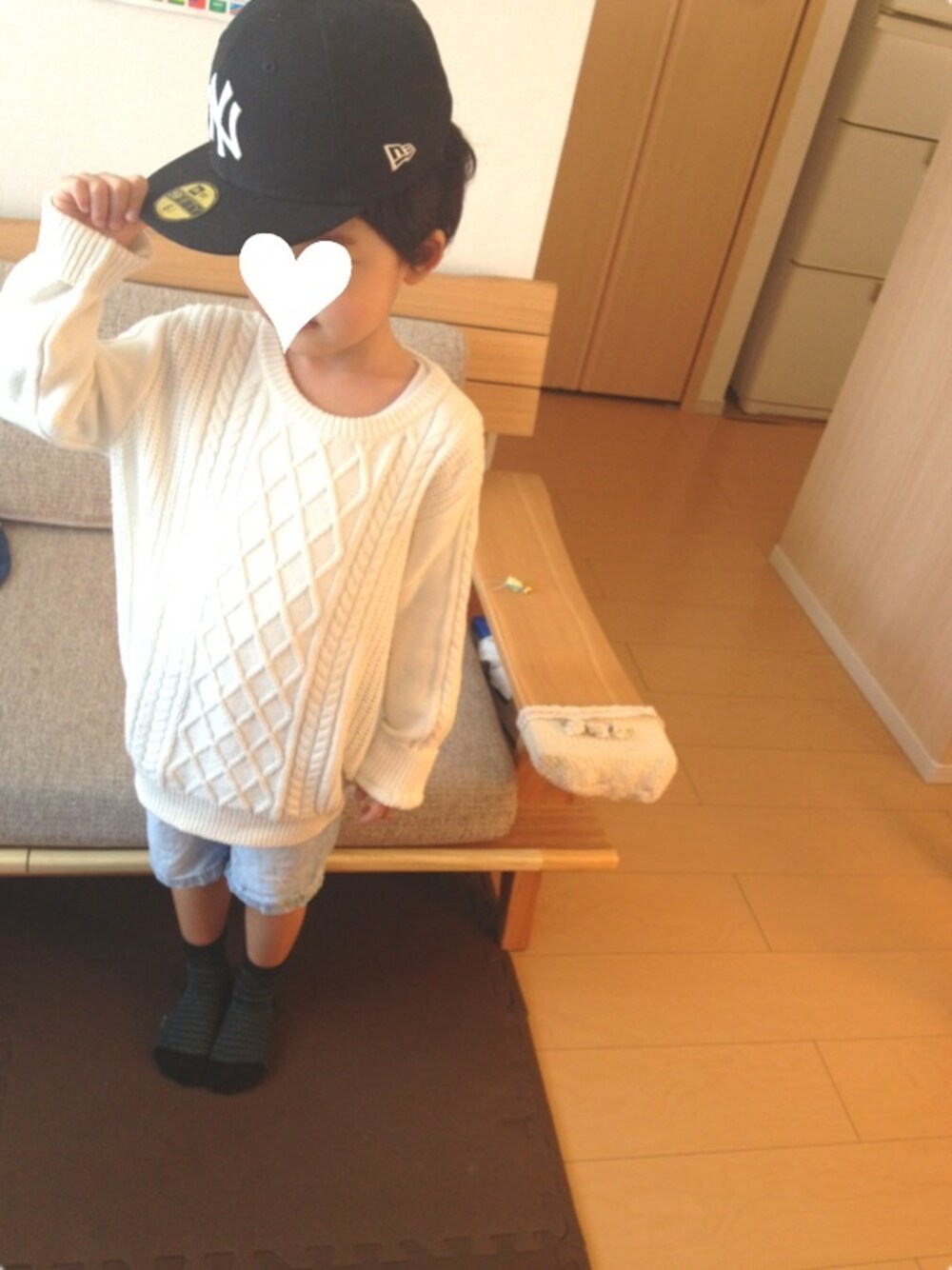 ホワイト系のニット/セーター、ブルー系のデニムパンツ、ブラック系のブーツを着用したキッズの春コーディネートの1枚目の写真