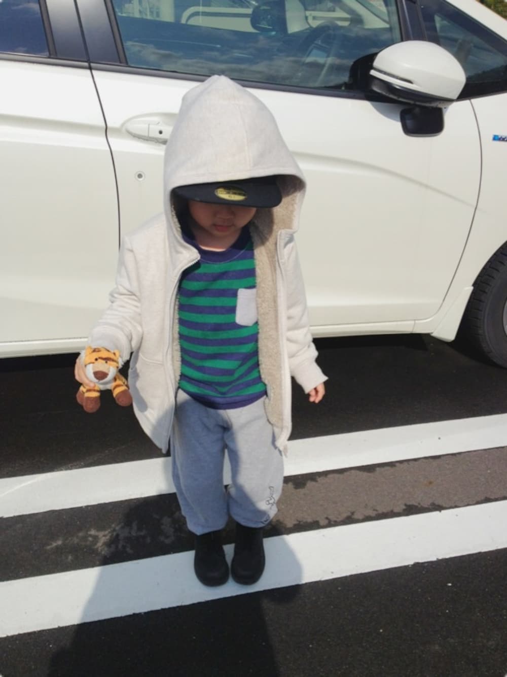 グリーン系のスウェット、グレー系のその他パンツ、ホワイト系のパーカーを着用したキッズの春コーディネートの1枚目の写真