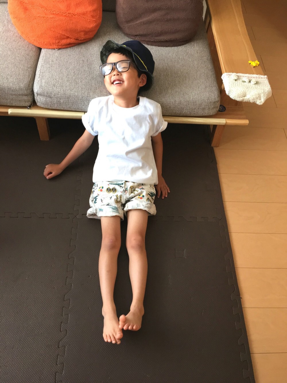 ベージュ系のその他パンツ、ホワイト系のTシャツ/カットソー、ブルー系のスニーカーを着用したキッズの夏コーディネートの1枚目の写真