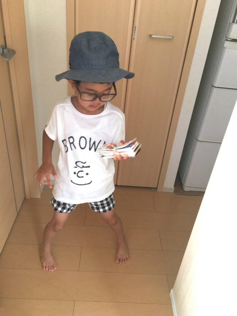 ホワイト系のTシャツ/カットソー、ブラック系のパンツ、グレー系のサンダルを着用したキッズの夏コーディネートの1枚目の写真