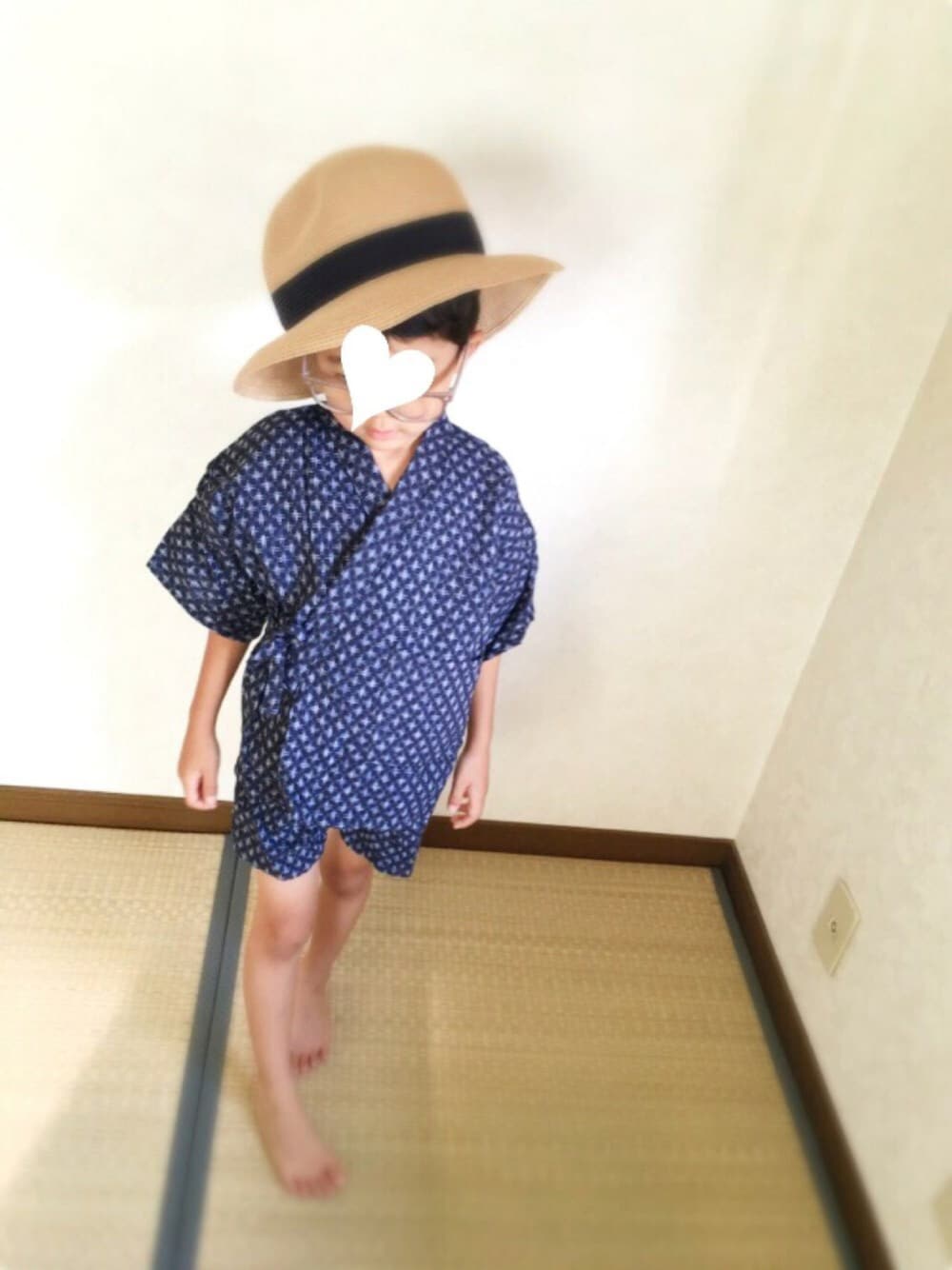 ホワイト系のサンダル、ブルー系の浴衣、その他のその他を着用したキッズの夏コーディネートの1枚目の写真