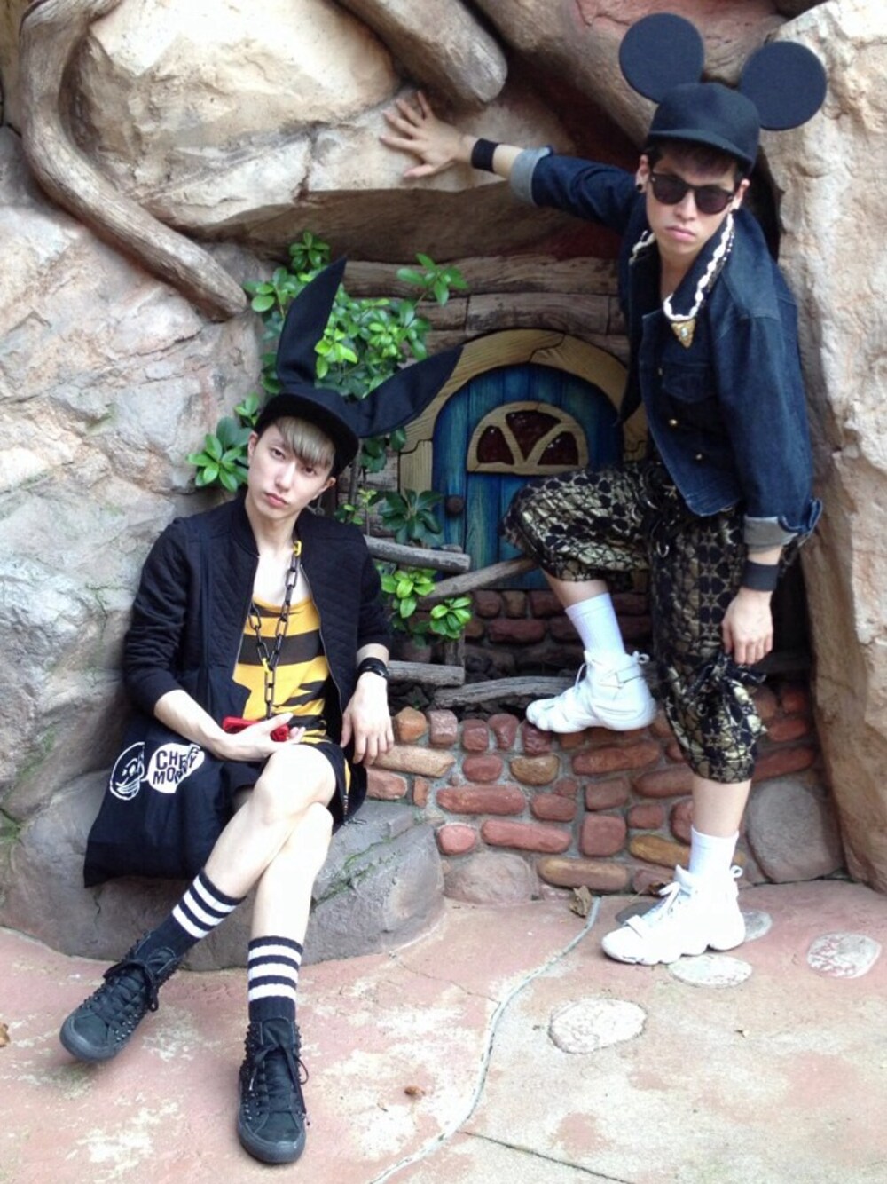 「H&M、converse、JEREMY SCOTT、versace、ボーダーソックス、動物モチーフ、ネックレス」｜「JEREMY SCOTTのアイテム（Tシャツ/カットソー、イエロー系）」を使った、cloudomさん（メンズ・170cm）の夏コーディネートの1枚目の写真
