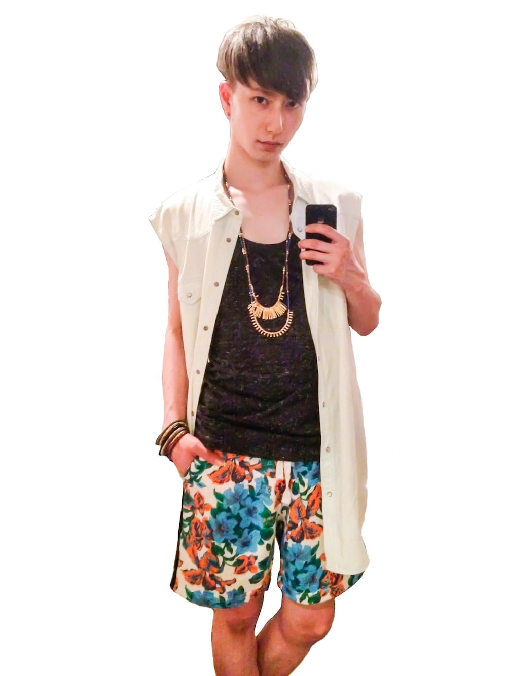 「柄パンツ、H&M、MONKI、GU、ボタニカル柄、リゾートスタイル、膝上ショーツ、ネックレス、デニムシャツ」｜「H&M DIVIDEDのアイテム（タンクトップ、ブラック系）」を使った、cloudomさん（メンズ・170cm）の夏コーディネートの1枚目の写真