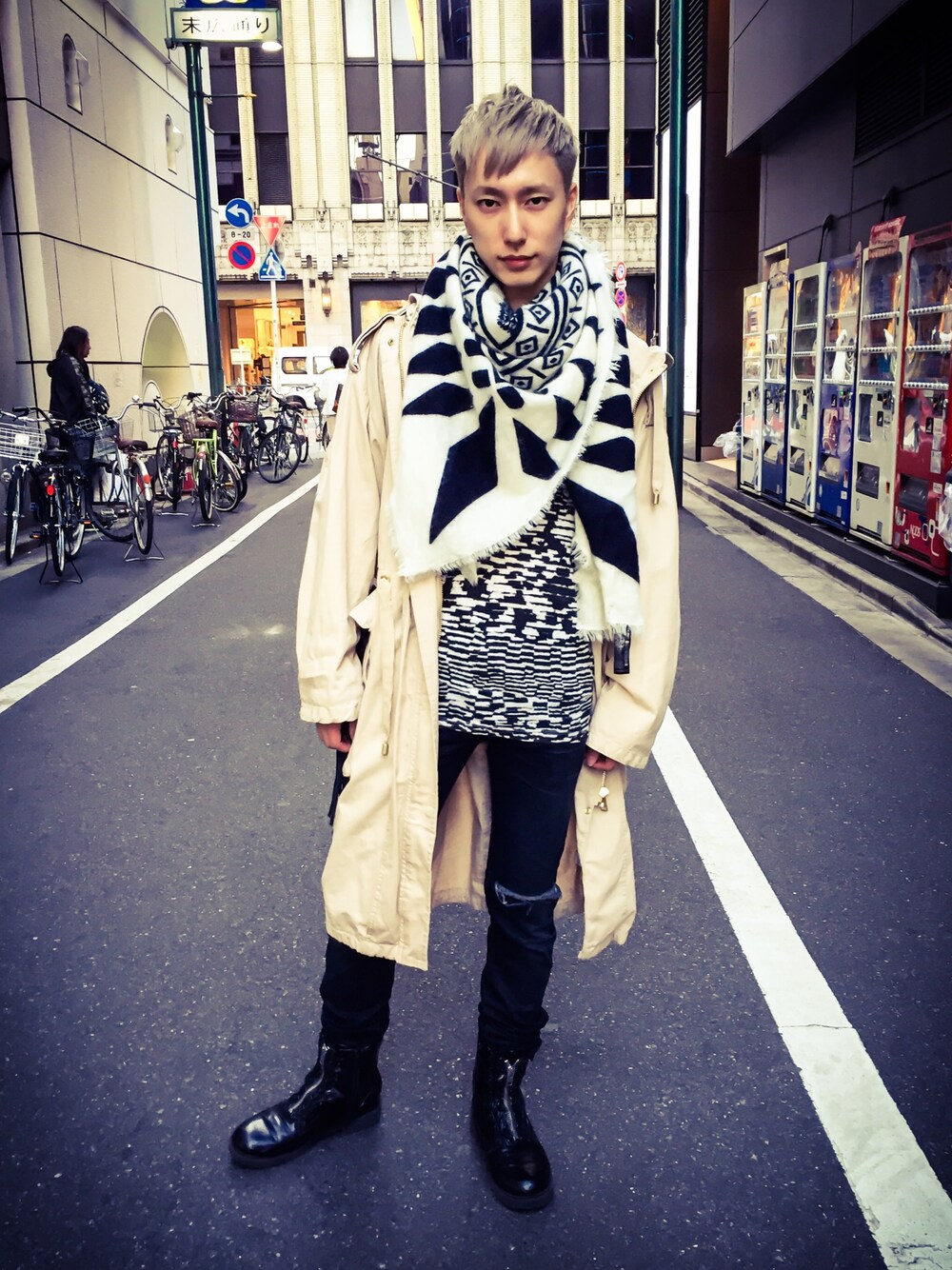「bohemian、ボヘミアン、ロック、rock、ボリューム、ボリュームマフラー、オーバーサイズ、ビッグシルエット」｜「ISABEL MARANTのアイテム（Tシャツ/カットソー、ホワイト系）」を使った、cloudomさん（メンズ・170cm）の秋コーディネートの1枚目の写真