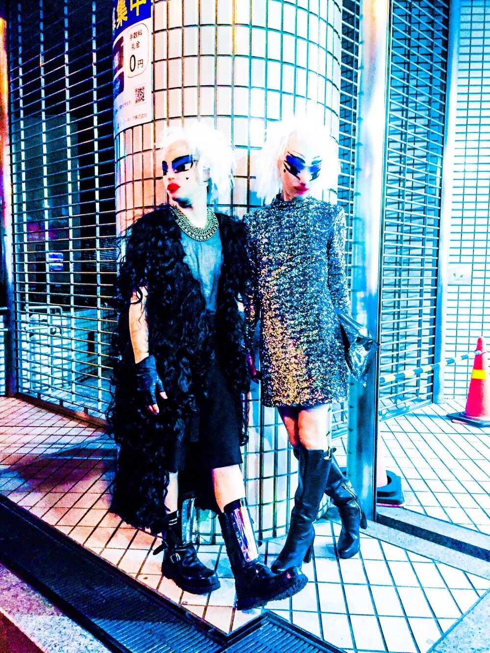 「halloween、ハロウィン、スパンコール、Gareth pugh、ニーハイブーツ、ウィッグ、ロック、ディスコ、ストッキング、sequins」｜「H&Mのアイテム（ワンピース、シルバー系）」を使った、cloudomさん（メンズ・170cm）の秋コーディネートの1枚目の写真