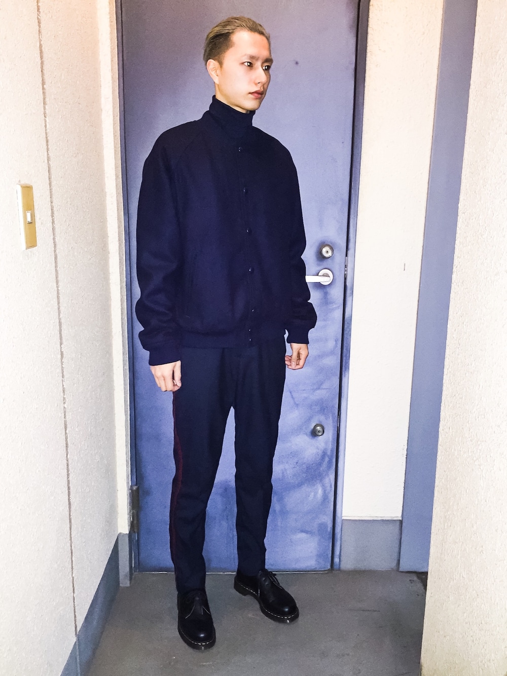 「ワントーンコーデ、ネイビー、シンプル、オールバック、タートルネック、スタジャン、スラックス、H&M、Dr.Martens、革靴」｜「H&Mのアイテム（スラックス、ブルー系）」を使った、cloudomさん（メンズ・170cm）の冬コーディネートの1枚目の写真
