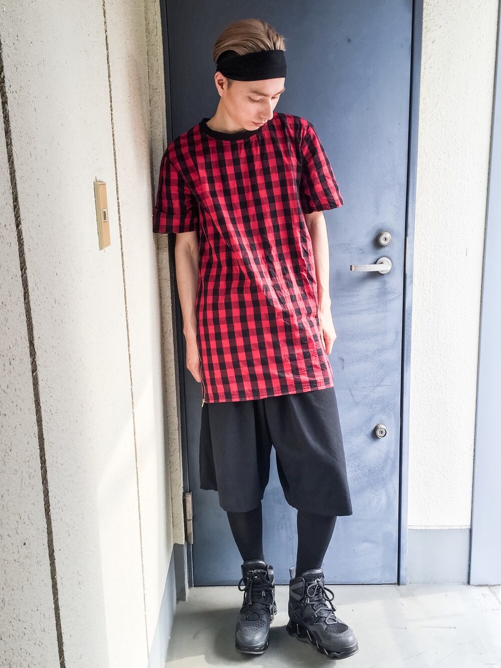 「スポーツミックス、ストリート、チェック、差し色、ロングTシャツ、ロング丈、ハーフパンツ、スポーツソックス、スニーカー、ハイカットスニーカー」｜「H&M DIVIDEDのアイテム（Tシャツ/カットソー、レッド系）」を使った、cloudomさん（メンズ・170cm）の夏コーディネートの1枚目の写真