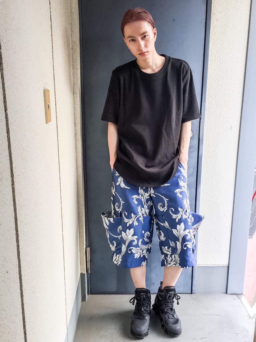 「夏、カジュアル、ストリート、オーバーサイズ、ビッグシルエット、トレーナー、ハーフパンツ、ボタニカル柄、スニーカー、ハイカットスニーカー」｜「EGRのアイテム（その他パンツ、ブルー系）」を使った、cloudomさん（メンズ・170cm）の夏コーディネートの1枚目の写真