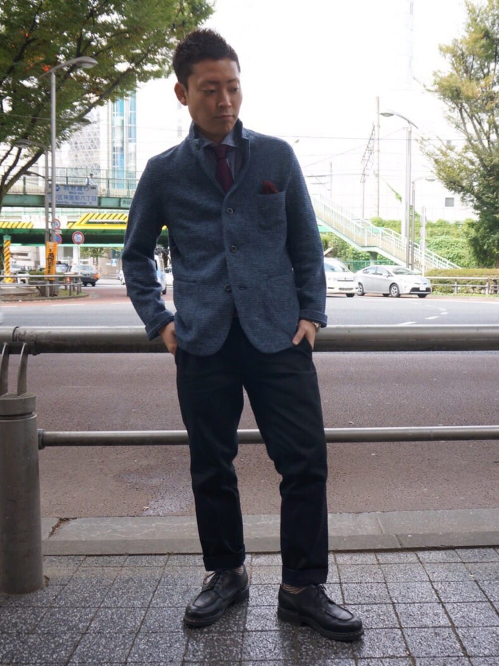 「デニム、ブラックコーデ、パンツスタイル、ジャケット、45R、ブーツ、シャツスタイル、カジュアル、休日スタイル、秋のコーデ」｜「45Rのアイテム（ファッション雑貨、レッド系）」を使った、川上 峻 (TAKA)さん（メンズ・170cm）の秋コーディネートの1枚目の写真