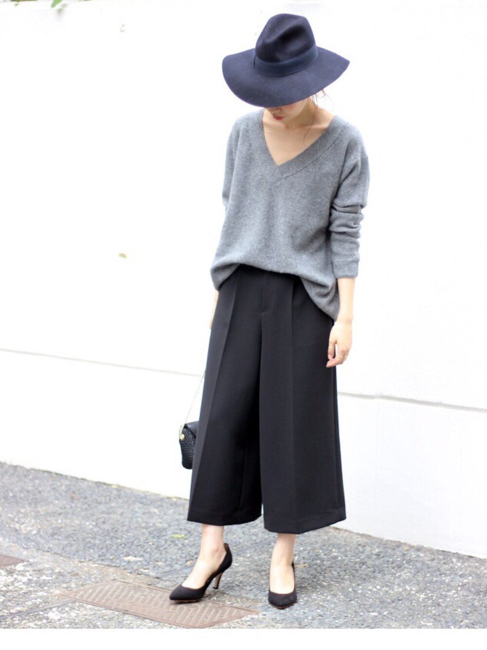「カジュアルコーデ、パンツスタイル、カシミヤニット、カシミヤプルオーバー、カシミア、ワイドパンツ、パンツコーデ、秋のコーデ、Spick & Span(Spick & Span)、ふんわり」｜「Spick & Spanの≪一部予約≫カシミヤ V プルオーバー◆（ニット/セーター、グレー系）」を使った、さく*さん（レディース・162cm）の秋コーディネートの1枚目の写真