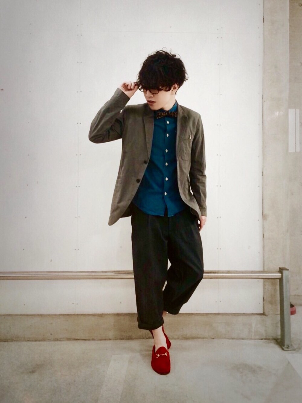「古着MIX、クロップドパンツ、ボウタイ、革靴、スウェードシューズ、眼鏡、入学式、プレッピー、ビジネススタイル、WEARBOOKエントリー」｜「ITTY BITTYのアイテム（テーラードジャケット、グレー系）」を使った、ふぬけさん（メンズ・165cm）の春コーディネートの1枚目の写真