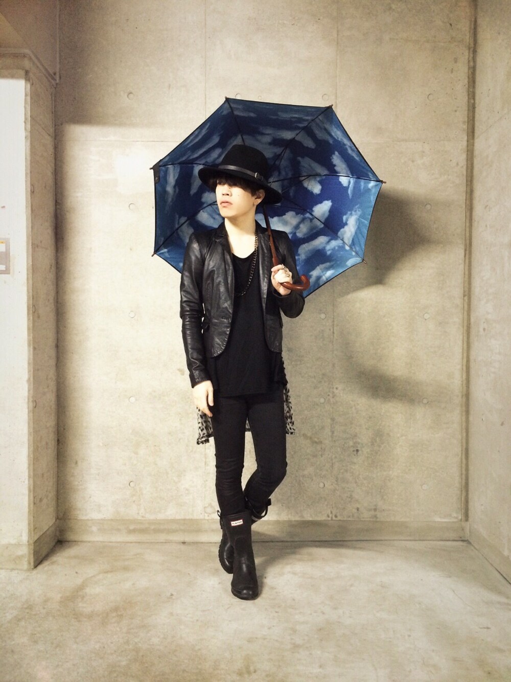 ブラック系のテーラードジャケット、ブラック系のTシャツ/カットソー、ブラック系のデニムパンツを着用したメンズの夏コーディネートの1枚目の写真