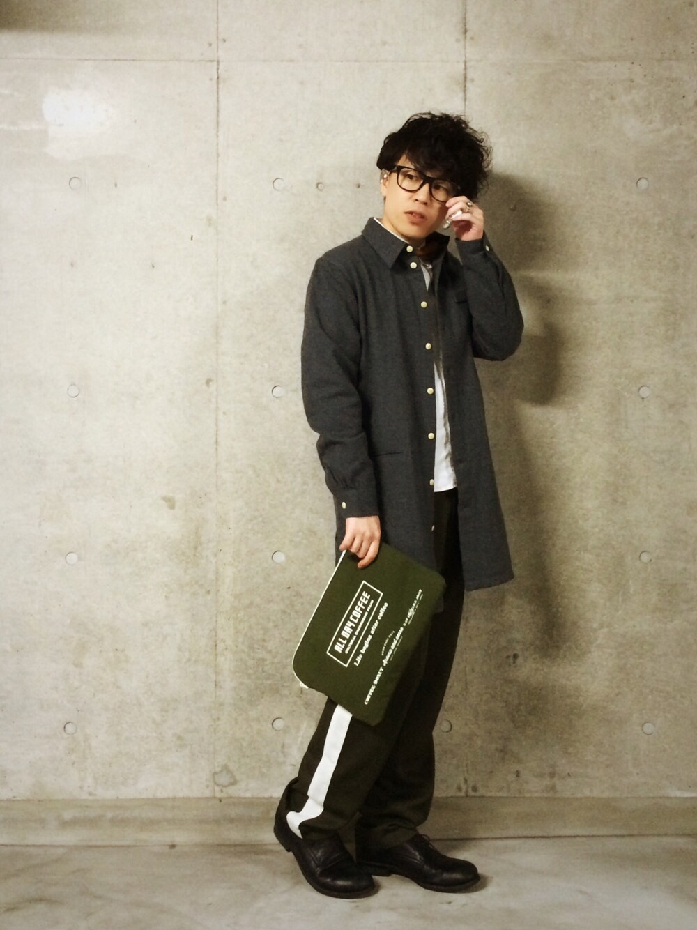 「ロングシャツ、クラッチバッグ、白シャツ、蝶ネクタイ、スラックス、カーキ、ロング丈、めがね、秋コーデ、WEARBOOKエントリー」｜「mosodeliaのアイテム（シャツ/ブラウス、グレー系）」を使った、ふぬけさん（メンズ・165cm）の秋コーディネートの1枚目の写真