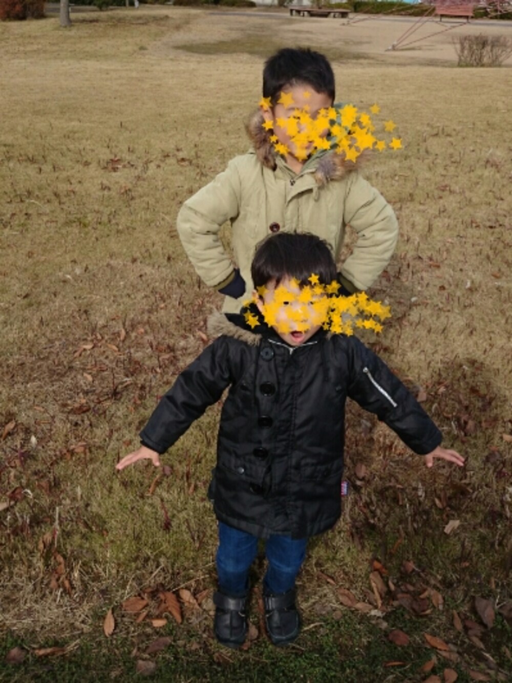 「兄弟コーディネート、兄弟、ねぇねぇにぃちゃん、モッズコート、休日スタイル、休日コーデ、公園、きれいめカジュアル」｜「モッズ兄弟のアイテム（モッズコート、その他）」を使った、satoshiさん（キッズ・120cm）の冬コーディネートの1枚目の写真