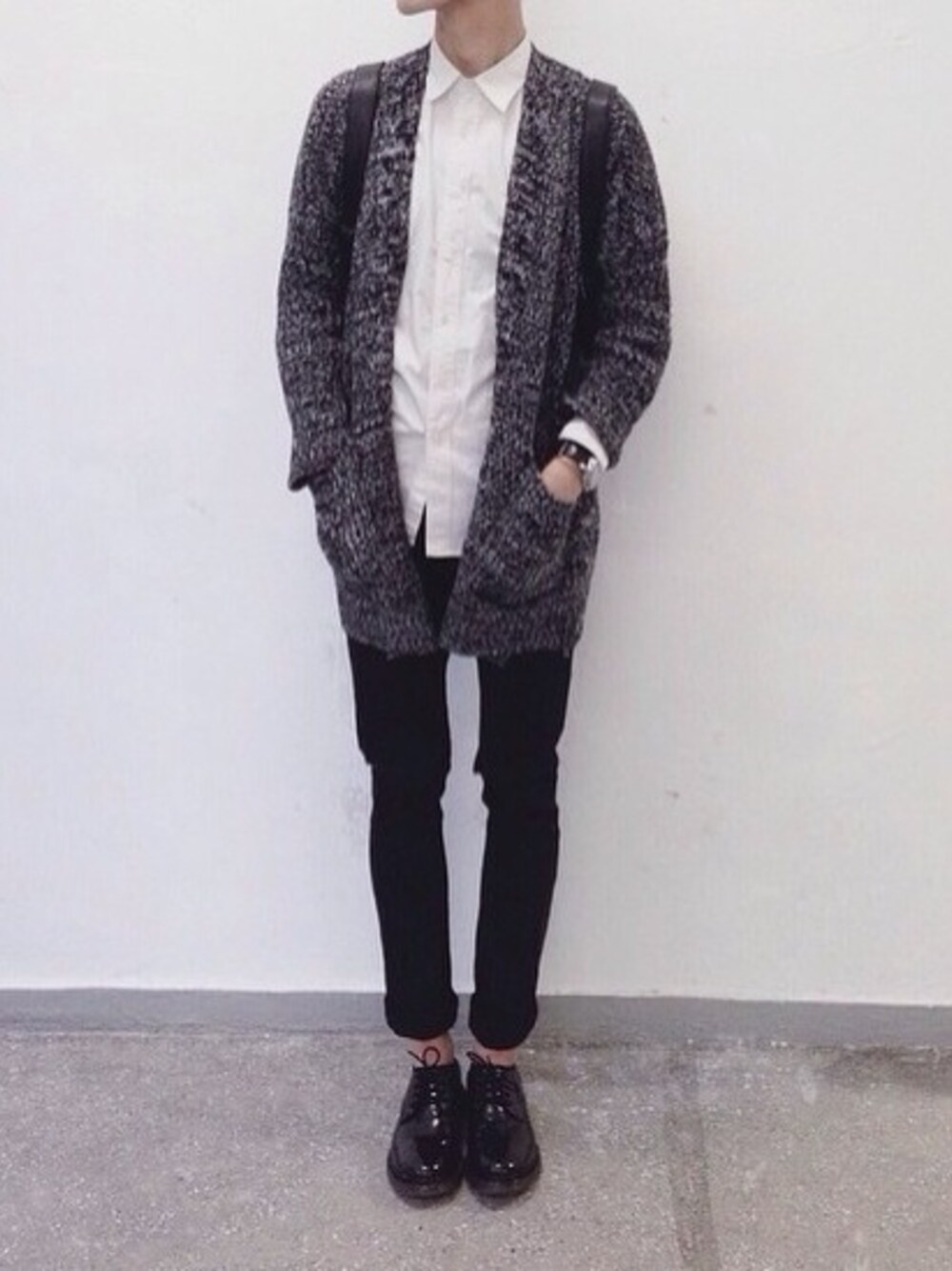 「black、white、leather、shoes、derby」｜「HAREのアイテム（シャツ/ブラウス、ホワイト系）」を使った、JImmyさん（メンズ・170cm）の春コーディネートの1枚目の写真