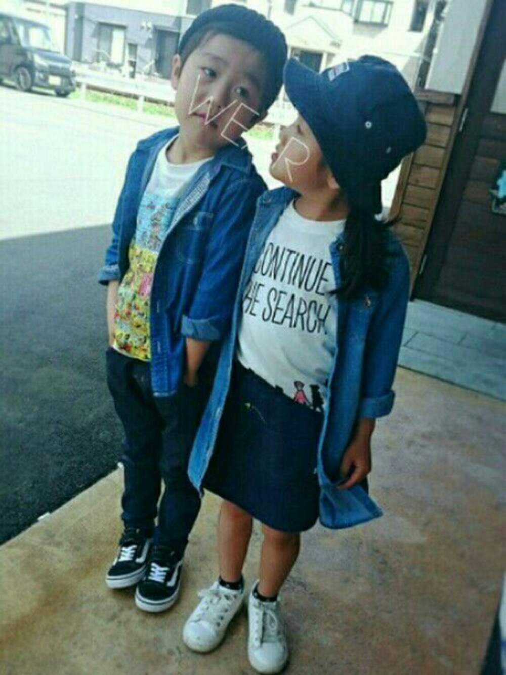「キッズコーデ、おとこのこ、プチプラ、Tシャツ、兄妹コーデ、デニムシャツ、女の子、カジュアル、VANS、入学式」｜「UNIQLOのアイテム（Tシャツ/カットソー、ホワイト系）」を使った、☆Y☆さん（キッズ・110cm）の春コーディネートの1枚目の写真