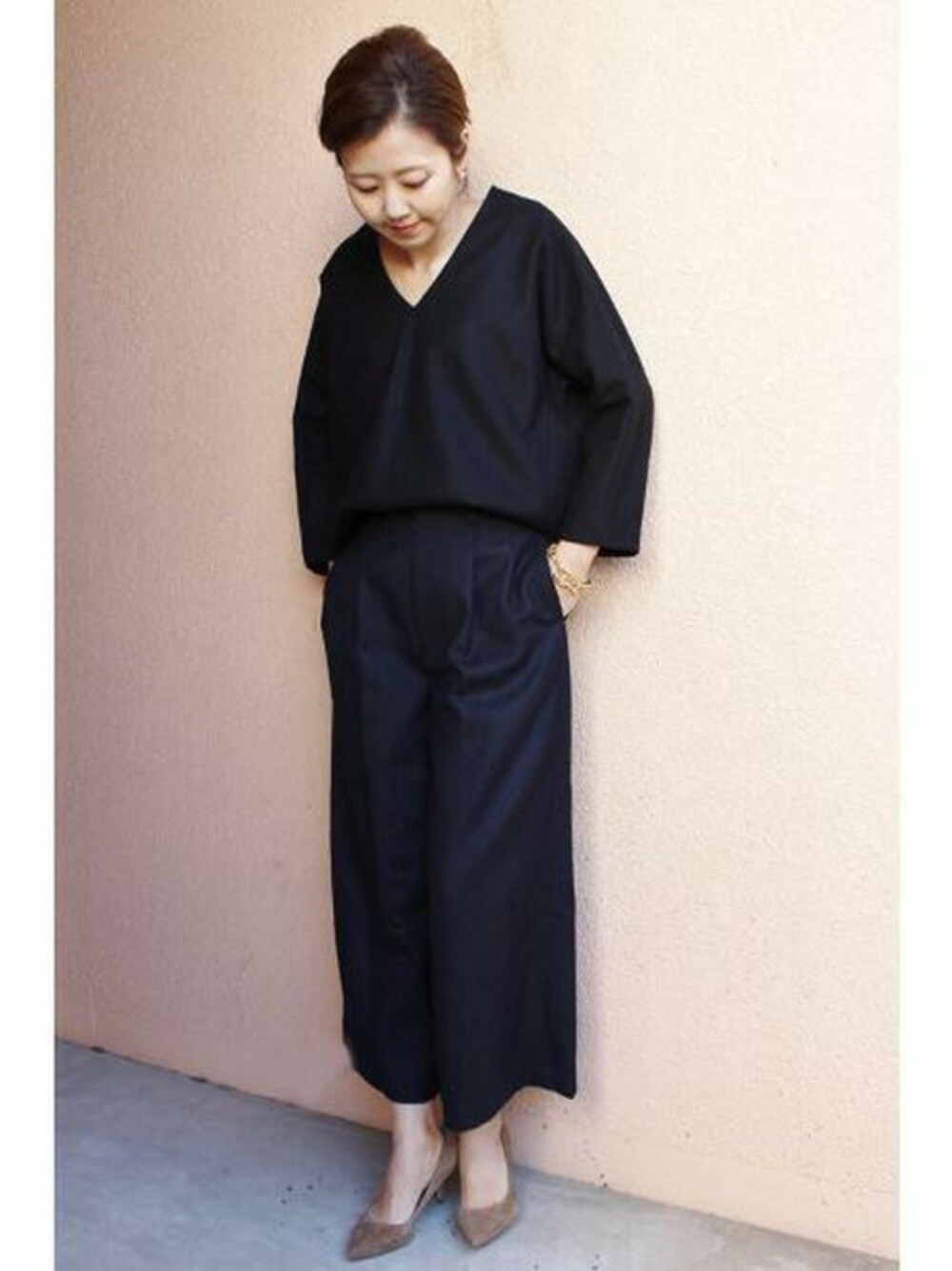 ブルー系のその他パンツ、ブラック系のシャツ/ブラウスを着用したレディースの冬コーディネートの1枚目の写真