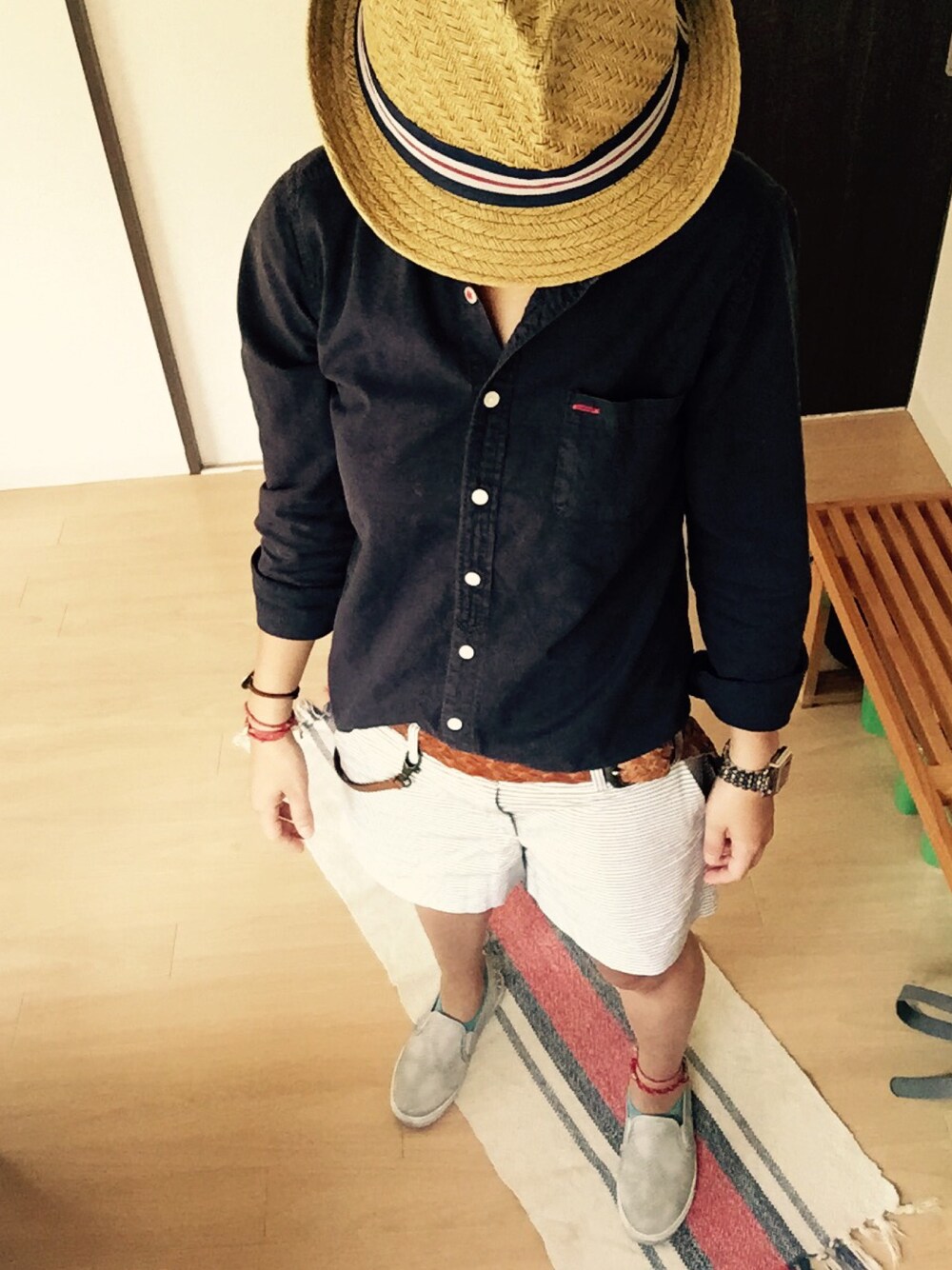 グレー系のその他パンツ、シルバー系のスニーカーを着用したレディースの夏コーディネートの1枚目の写真