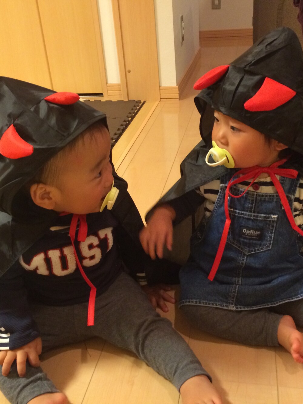 「ハロウィン、双子コーデ、パーティー」｜「セリアのアイテム（ポンチョ、ブラック系）」を使った、みつわさん（キッズ・70cm）の秋コーディネートの1枚目の写真