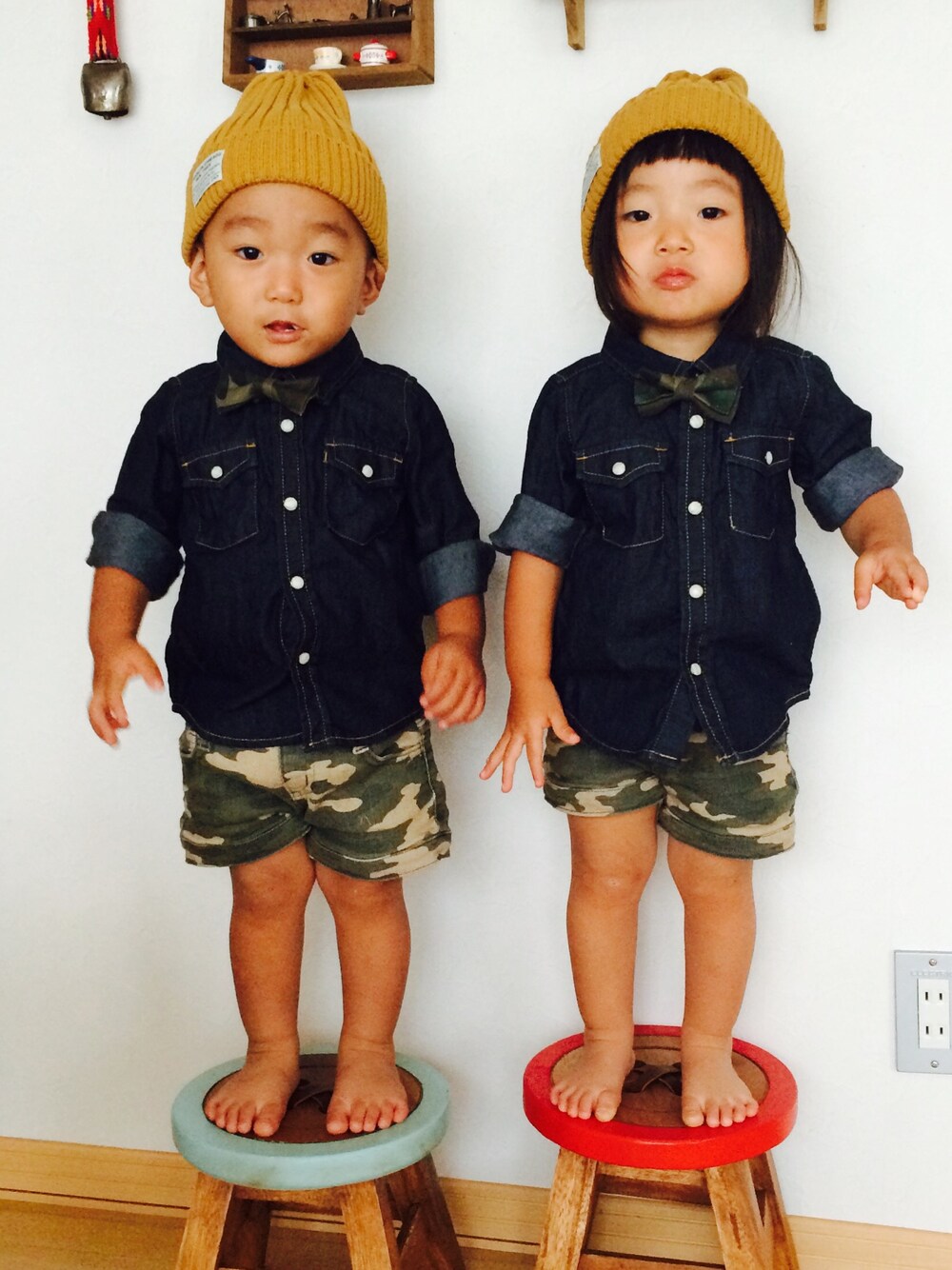 「デニムシャツ、babygap、迷彩パンツ、ニットワッチ、しまむら、蝶ネクタイ、キッズコーデ、双子コーデ、男女双子」｜「しまむらのアイテム（その他パンツ、グリーン系）」を使った、みつわさん（キッズ・80cm）の夏コーディネートの1枚目の写真