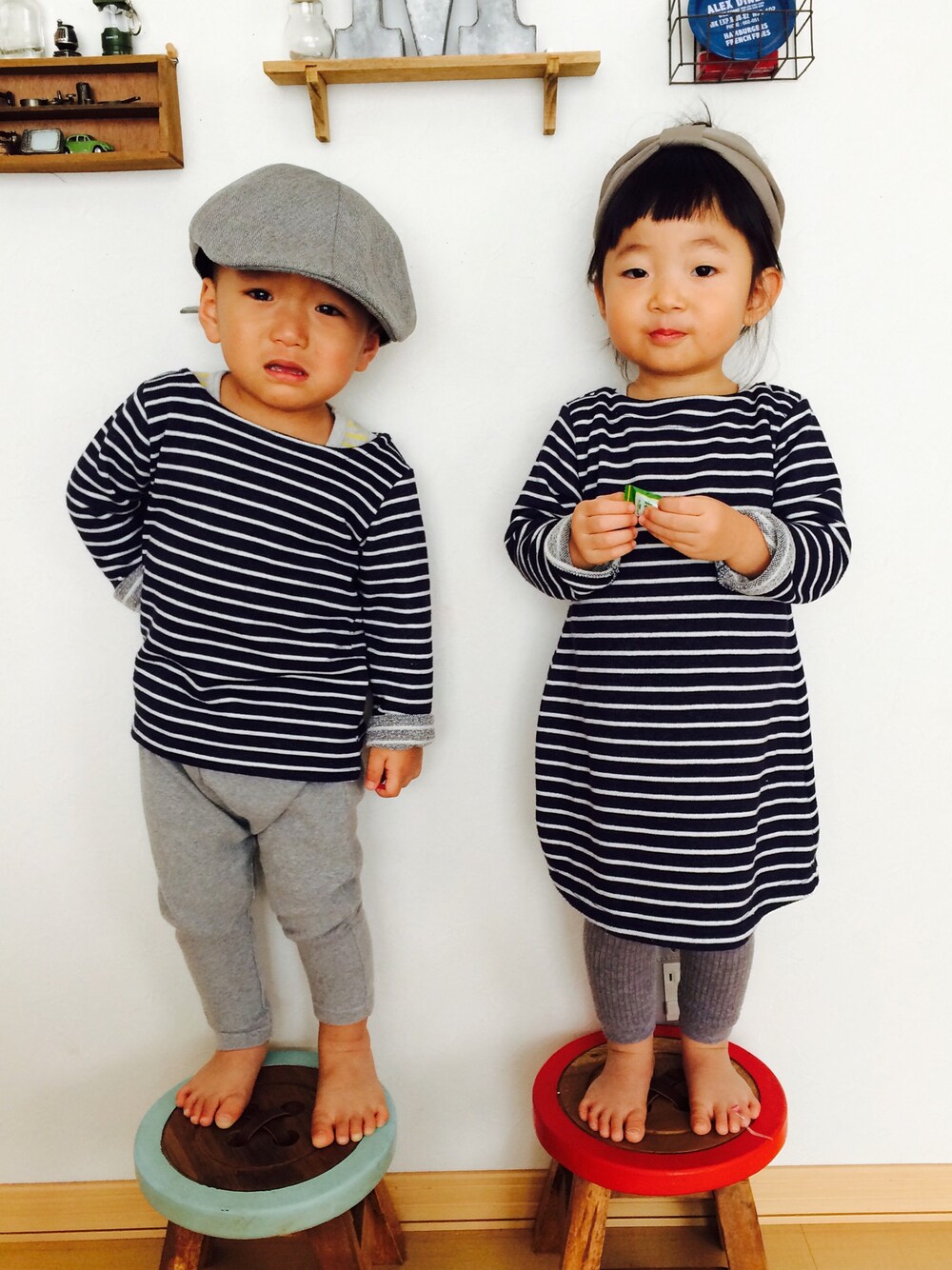 「ボーダー、kids、キッズコーデ、2歳、双子コーデ、お揃い」｜「しまむらのアイテム（Tシャツ/カットソー、ブルー系）」を使った、みつわさん（キッズ・90cm）の冬コーディネートの1枚目の写真