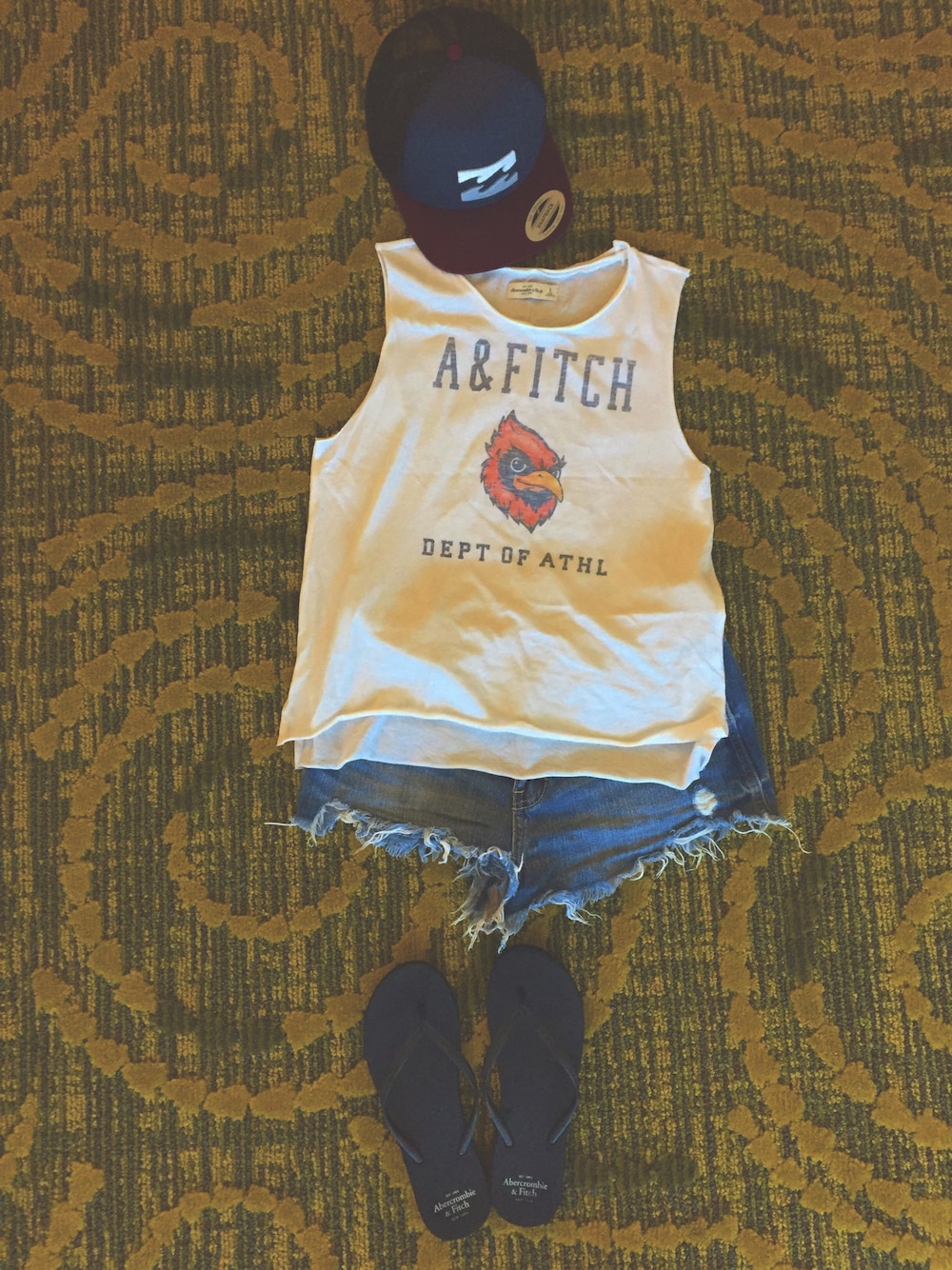 「カジュアルコーデ、デニム、ootd、summer、hawaii、Abercombie&Fitch、HOLLISTER、BILABONG」｜「Abercrombie&Fitchのアイテム（タンクトップ、ホワイト系）」を使った、Chikaさん（レディース・157cm）の冬コーディネートの1枚目の写真