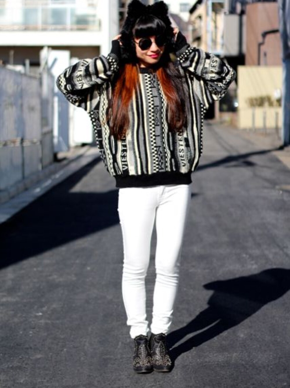 ブラック系のニット/セーター、ホワイト系のその他パンツ、ブラック系のブーツを着用したレディースの冬コーディネートの1枚目の写真