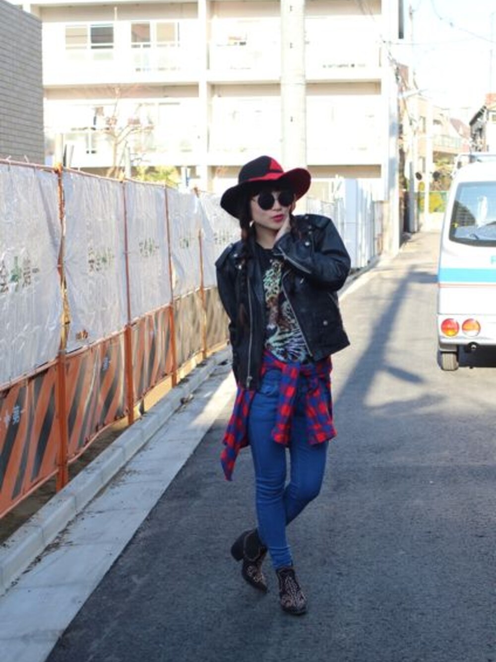 ブラック系のTシャツ/カットソー、ブラック系のライダースジャケット、ブラック系のブーツを着用したレディースの冬コーディネートの1枚目の写真