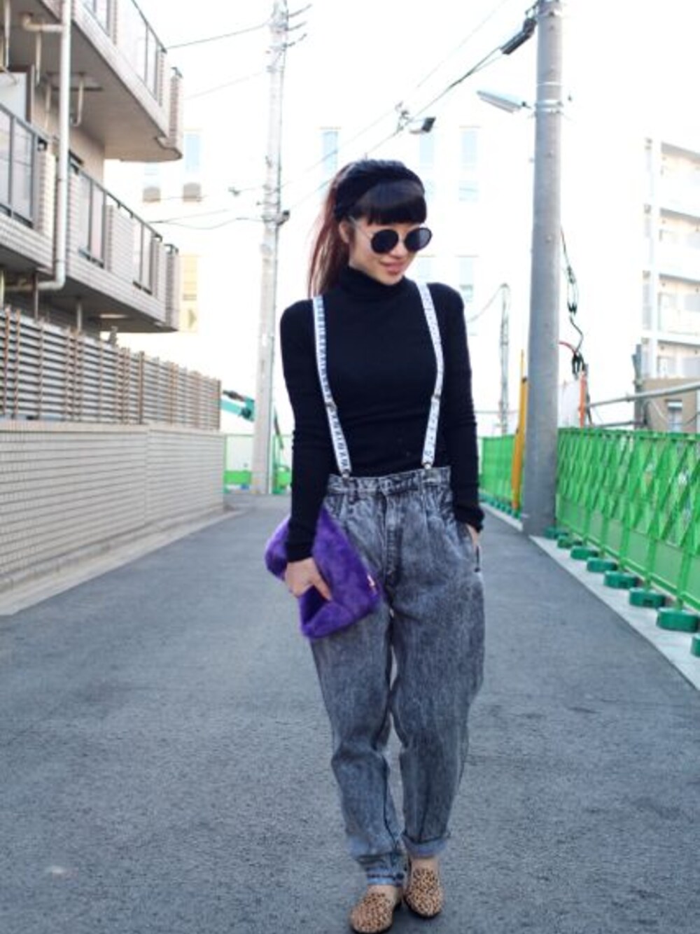 ブラウン系のその他シューズ、ホワイト系のサスペンダーを着用したレディースの冬コーディネートの1枚目の写真