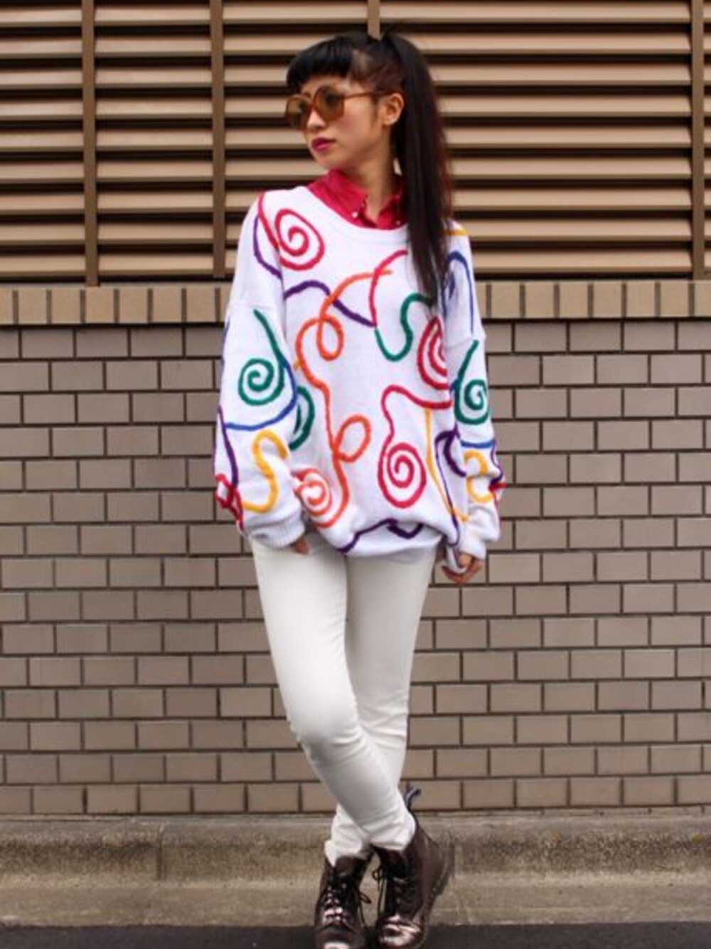 ホワイト系のその他パンツ、ホワイト系のニット/セーター、シルバー系のブーツを着用したレディースの冬コーディネートの1枚目の写真