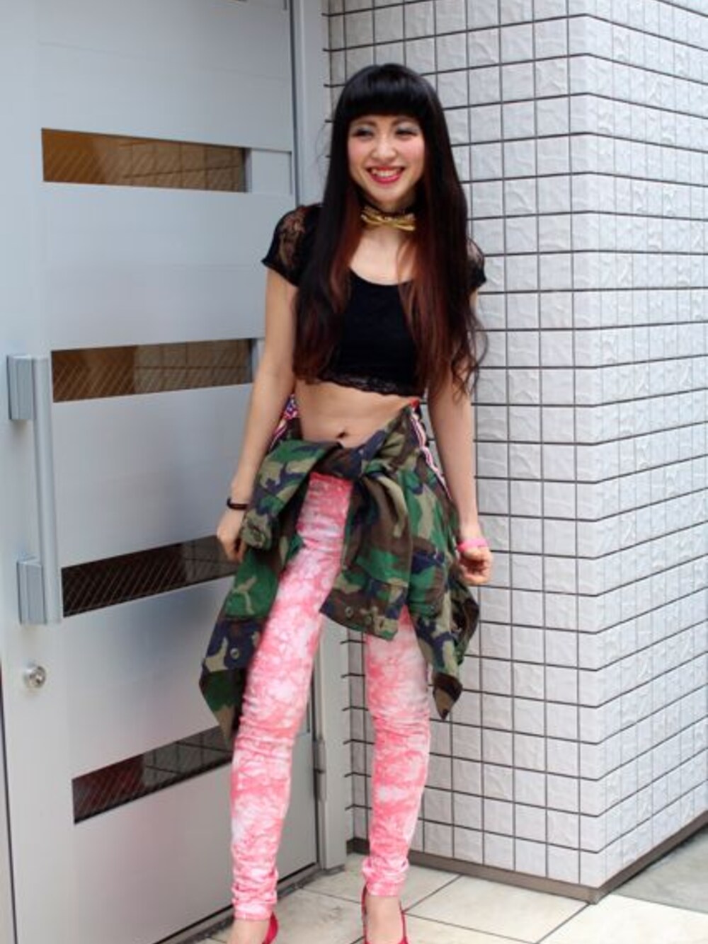 グリーン系のミリタリージャケット、ピンク系のその他パンツ、ピンク系のパンプスを着用したレディースの春コーディネートの1枚目の写真